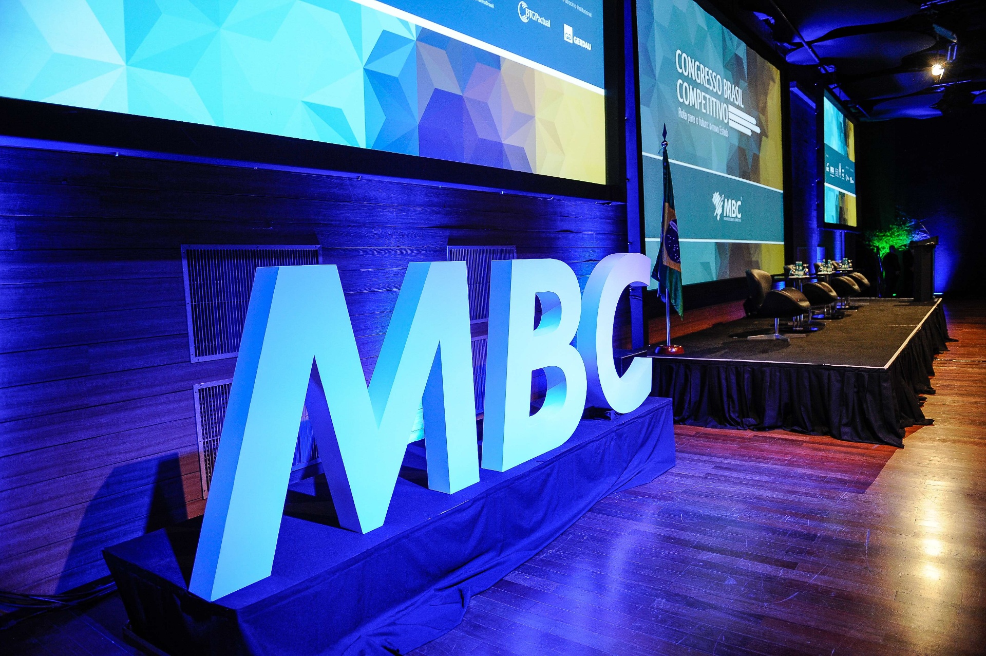 Congresso Brasil Competitivo — palco com letreiro MBC